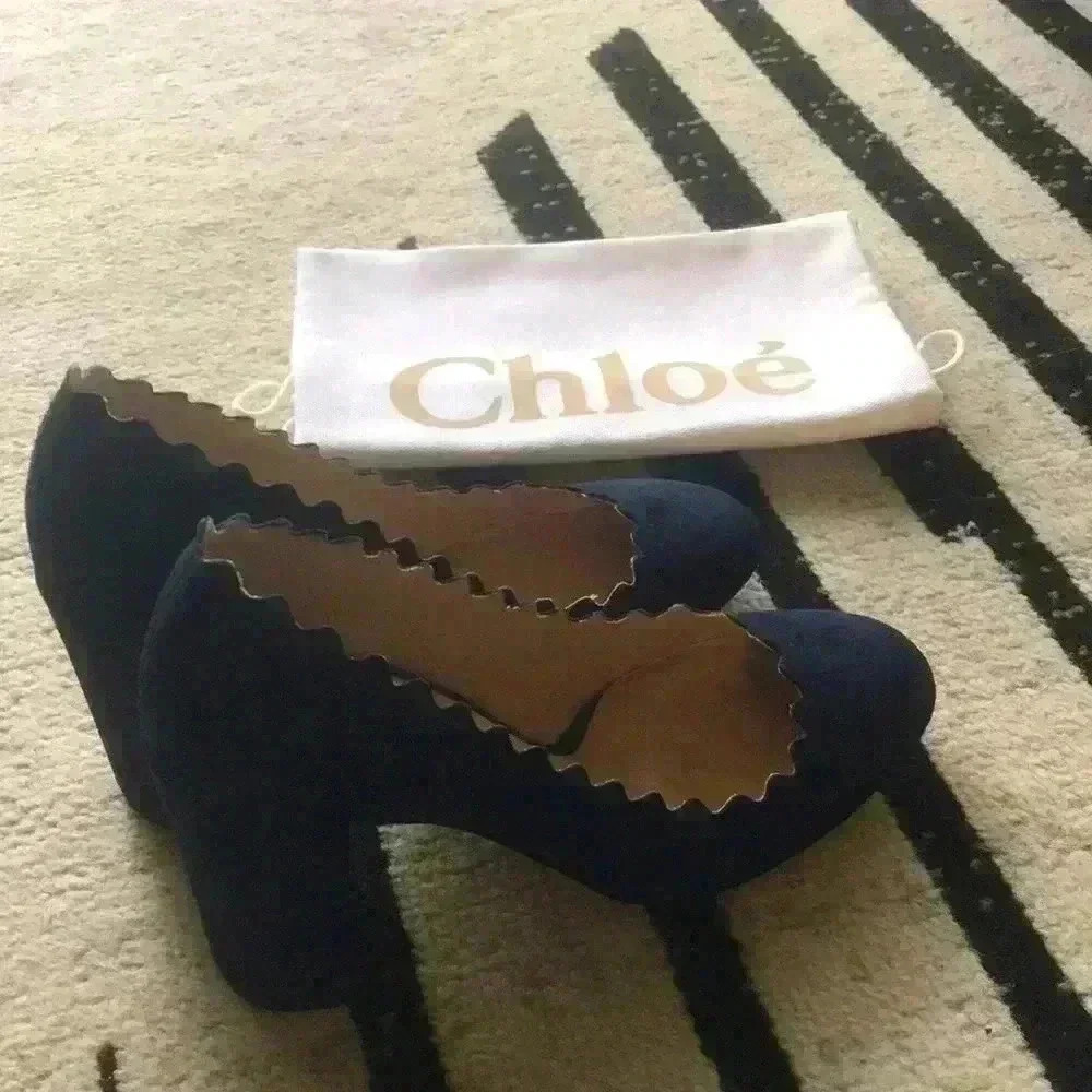 CHLOÉ Lauren scallop-edged high block-heel suede pumps